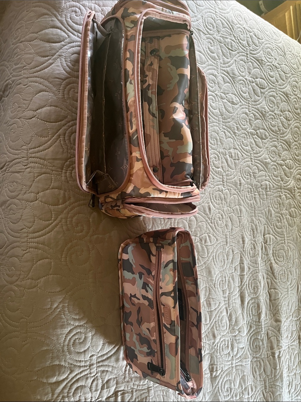 Lug Xl trolley pink camo with cosmetic bag